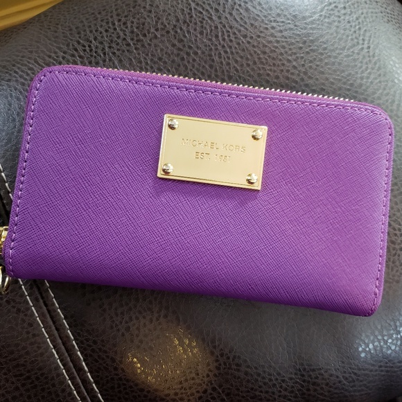 Michael Kors Handbags - NWOT michael kors wallet